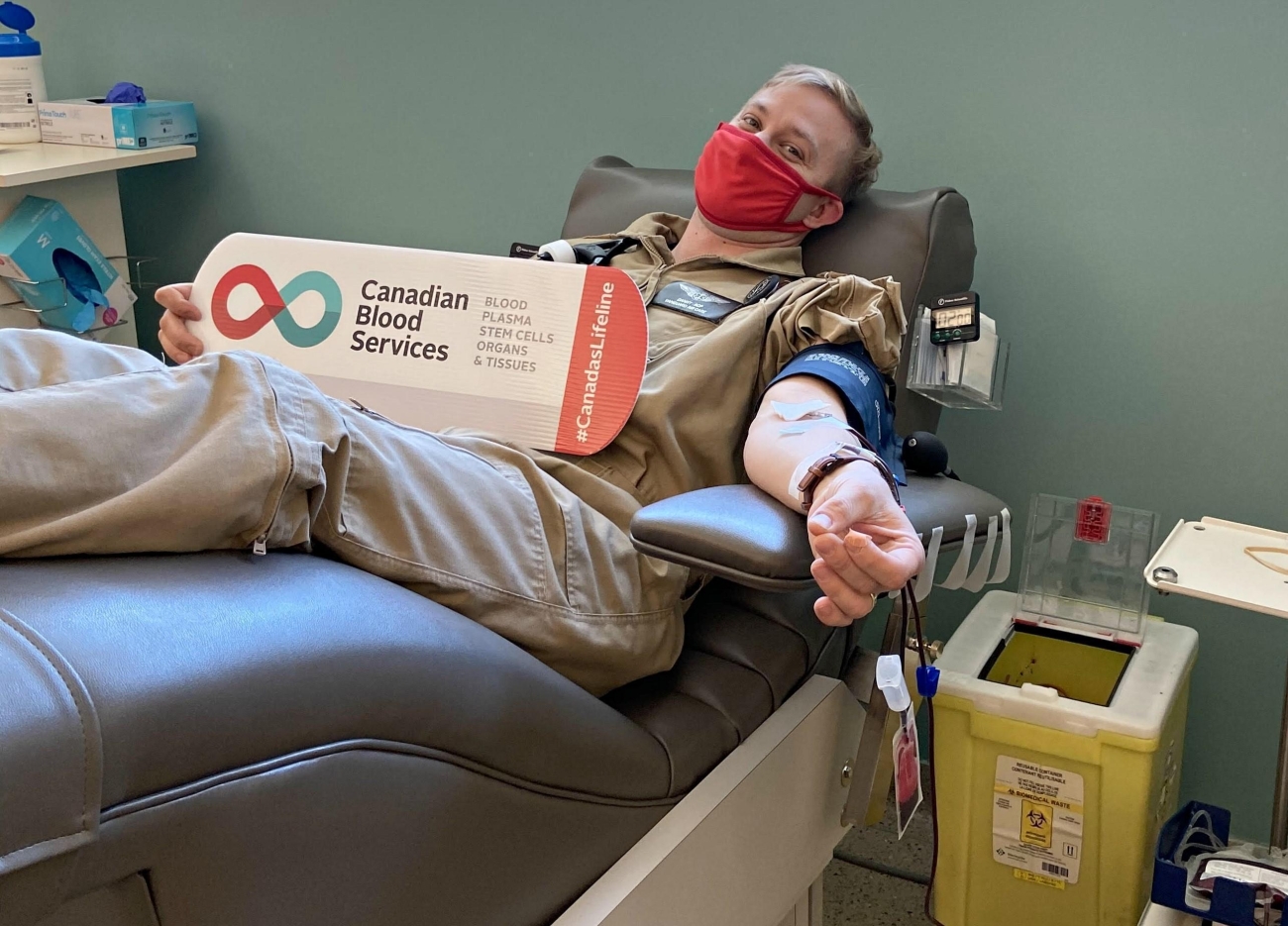 Manitoba paramedics inspire with group blood donation