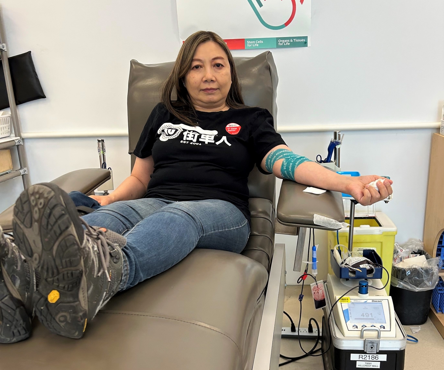 Blood donor giving blood in Richmond Hill