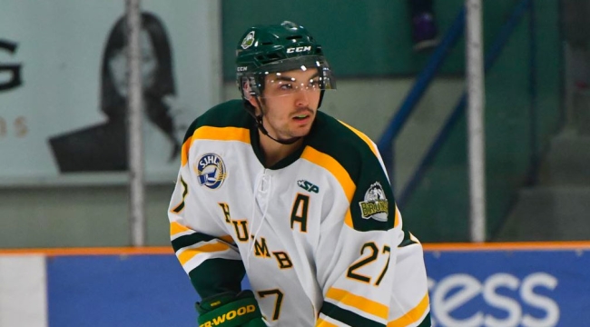 Logan Boulet sur la glace en uniforme de hockey