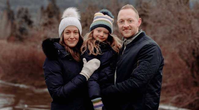 Miranda Webber, qui a reçu des dons de sang et de cellules souches, avec sa fille et son mari