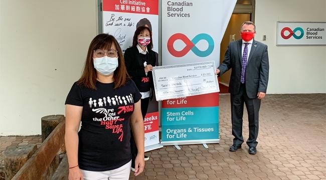 Image of Representatives of OtherHalf - Chinese Stem Cell Initiative holding up a giant cheque of $20,000 to Canadian Blood Services